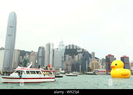 Le canard en caoutchouc géant flottant de l'artiste néerlandais Florentijn Hofmans est vu à Port Victoria à Hong Kong, Chine, le 2 mai 2013. Un gigantesque inf jaune Banque D'Images