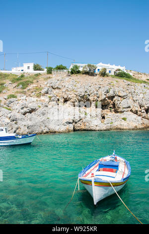 Petit port avec bateaux de pêche colorés et mer turquoise waters dans Potamos village de l'île d'Anticythère en Grèce Banque D'Images