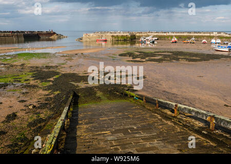 06/08/2019 Staithes, North Yorkshire, uk Staithes est un village de bord de mer dans le quartier de Scarborough, North Yorkshire, Angleterre. Easington et Bec Roxby Banque D'Images