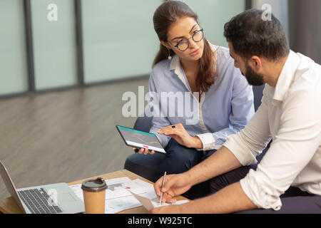 Personne de sexe féminin à l'écoute attentive à sa collègue Banque D'Images
