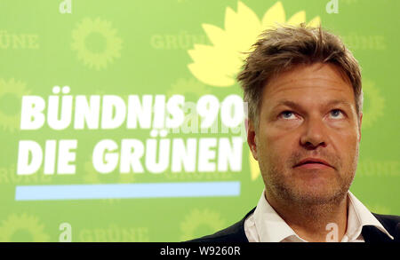 Berlin, Allemagne. Août 12, 2019. Robert Habeck (Bündnis90/Die Grünen), Président, répond aux questions des journalistes après la réunion du Comité exécutif fédéral des verts au Secrétariat fédéral. Credit : Wolfgang Kumm/dpa/Alamy Live News Banque D'Images