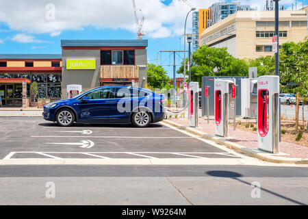 Adelaide CBD, Australie - Novembre 18, 2017 : voiture Tesla Model X de Tesla Supercharger et station de charge EV dans le centre-ville sur la rue Franklin sur une journée Banque D'Images