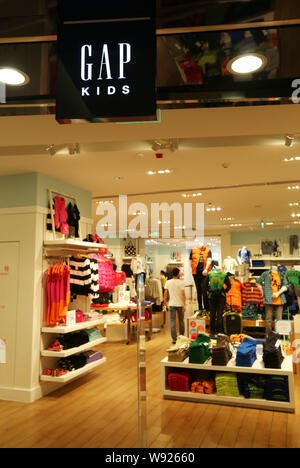 --FILE--boutiques d'un client à un magasin de mode de Gap Kids à Shanghai, Chine, le 5 septembre 2013. Un nombre croissant de marques occidentales en Chine sont creati Banque D'Images