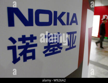 --FILE--un piéton passe devant une publicité d'un téléphone mobile Nokia à Nanjing, Chine de l'est la province de Jiangsu, 2 juin 2013. Téléphone mobile finlandais Banque D'Images