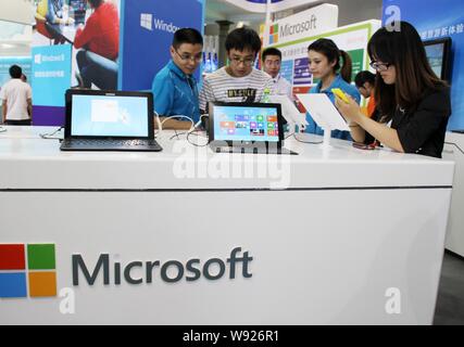 --FILE--visiteurs d'essayer le système d'exploitation Windows 8 sur le stand de Microsoft lors de la 17e China International Software Expo à Beijing, Chine, Banque D'Images