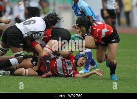 Les joueurs du Japon (rouge) et les Fidji (blanc) lors de leur match au cours de l'IRB Sevens 2013 Womens World Series dans la ville de Guangzhou, Chine du sud Guangdon Banque D'Images