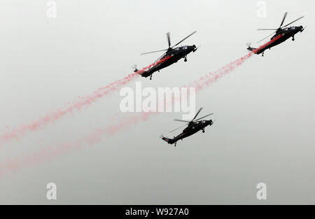 Chinese WZ-10 hélicoptères d'attaque, effectuer une démonstration en vol à la 2ème China Helicopter Exposition à Tianjin, Chine, 5 septembre 2013. La 2e Banque D'Images