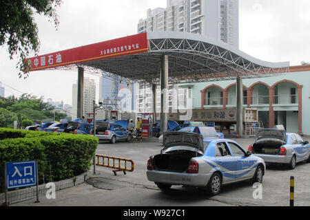 --FILE--voitures d'être ravitaillé en ligne jusqu'à une station de la CNPC (China National Petroleum Corporation), la société mère de PetroChina, à Haikou, au sud Ch Banque D'Images