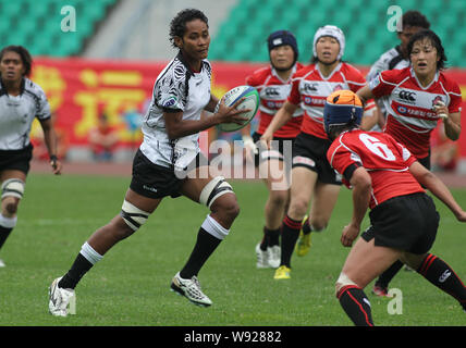 Les joueurs du Japon (rouge) et les Fidji (blanc) lors de leur match au cours de l'IRB Sevens 2013 Womens World Series dans la ville de Guangzhou, Chine du sud Guangdon Banque D'Images