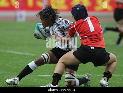 Les joueurs du Japon (rouge) et les Fidji (blanc) lors de leur match au cours de l'IRB Sevens 2013 Womens World Series dans la ville de Guangzhou, Chine du sud Guangdon Banque D'Images