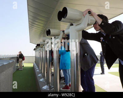 Paju, La Corée du Sud. 15 mai, 2019. Les visiteurs regarder à travers les jumelles sur une plate-forme de l'observatoire de Dora. Haut de l'ancienne base militaire, vous avez une vue sur la frontière de la Corée du Sud pour la Corée du Nord. Dans le domaine de la zone démilitarisée (DMZ) et la zone de contrôle civil, la nature a développé largement à l'abri, analogue à la ceinture verte de l'Europe et l'Allemagne, de sorte qu'aujourd'hui, cet endroit est un refuge pour de nombreuses espèces en voie de disparition. Crédit : Peter Gercke/dpa-Zentralbild/ZB/dpa/Alamy Live News Banque D'Images