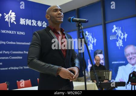 --FILE--acteur afro-américain Apollo Levine exécute la musique de style Broadway Da Meng Shen Hou, ou grand rêve de singe magique au cours d'une répétition à T Banque D'Images