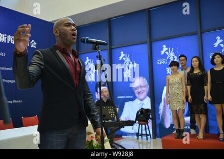 --FILE--acteur afro-américain Apollo Levine, gauche, effectue les musicales de style Broadway Da Meng Shen Hou, ou grand rêve de singe magique pendant un rehears Banque D'Images