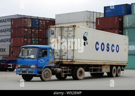 --FILE--un camion transporte un récipient de COSCO dans le port de Qingdao en Qingdao, Chine de l'est la province de Shandong, le 4 juin 2013. Chine COSCO Tenir Banque D'Images