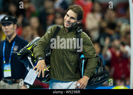 Rafael Nadal Espagne de sourire après sa victoire, Santiago Giraldo de la Colombie au cours de leur première série Mens match de simple de la Chine Open de tennis 2013 Banque D'Images