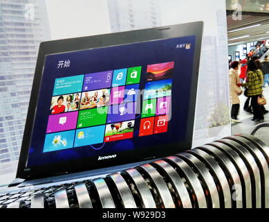 --FILE--une publicité pour les ordinateurs portables Lenovo est vue à une station de métro à Shanghai, Chine, le 27 janvier 2013. La plupart du temps d'exploitation d'une entreprise Banque D'Images