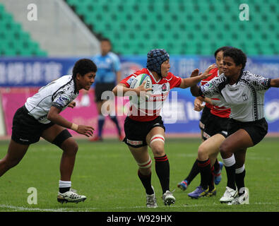 Les joueurs du Japon (rouge) et les Fidji (blanc) lors de leur match au cours de l'IRB Sevens 2013 Womens World Series dans la ville de Guangzhou, Chine du sud Guangdon Banque D'Images