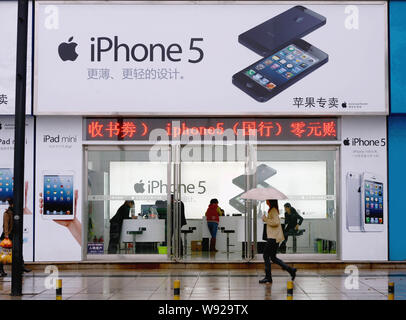 --FILE--un piéton passe devant un magasin autorisé d'Apple est à Nanchang, province de Jiangxi, Chine 17 mars 2013. Chines semble avoir CCTV f Banque D'Images