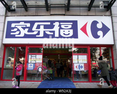 - Un fichier clients--faire du shopping dans un supermarché Carrefour à Changzhou city, province de Jiangsu, Chine de l'Est, 31 décembre 2012. Carrefour travaille sur Banque D'Images