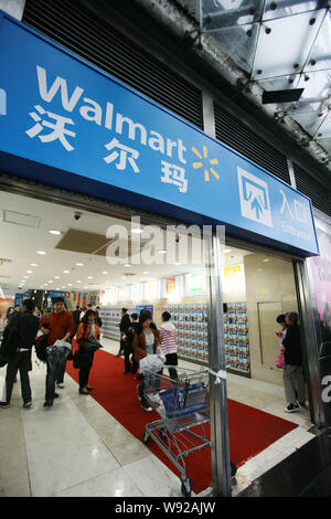 ---Fichier-clients chinois faire du shopping dans un supermarché Walmart à Shanghai, Chine, 16 novembre 2012. Les magasins Wal-Mart Incs trimestriel à Mlle. Banque D'Images