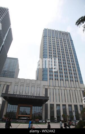 --FILE--piétons passent devant l'hôtel Hilton Nanjing Hotel Shanghai dans l'est de la province de Jiangsu, Chine, 13 avril 2012. Hilton Worldwide prévoit d'ouvrir Banque D'Images