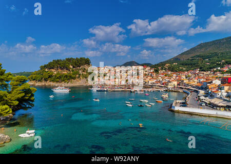 Vue aérienne de la ville côtière de la ville de Parga, Grèce au cours de l'été. Cristal de l'eau paysage naturel et belle architecture et bâtiments ne Banque D'Images