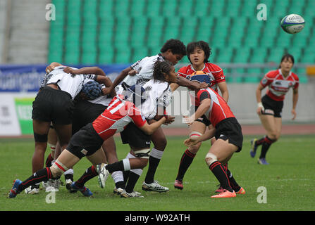 Les joueurs du Japon (rouge) et les Fidji (blanc) lors de leur match au cours de l'IRB Sevens 2013 Womens World Series dans la ville de Guangzhou, Chine du sud Guangdon Banque D'Images