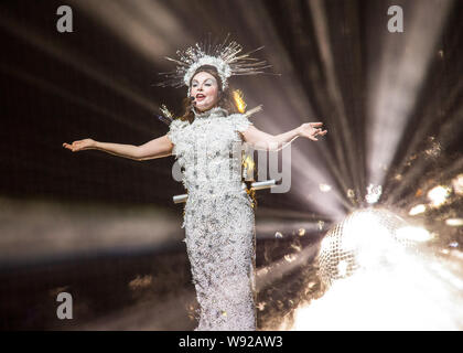 La soprano britannique Sarah Brightman chante pendant son concert à Shanghai Grand Stage à Shanghai, Chine, 23 juin 2013. Banque D'Images