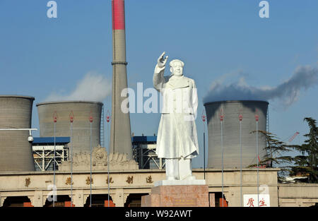 --FILE--une statue de l'ancien leader chinois Mao Zedong est photographié devant YTO Group Corporation à Luoyang city, province de Henan, Chine centrale 9 D Banque D'Images