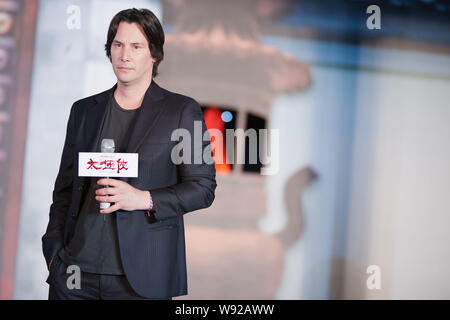 L'acteur canadien et directeur Keanu Reeves pose lors d'une conférence de presse pour la première du film, homme de Taichi, lors du 16ème International de Shanghai Banque D'Images