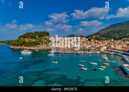 Vue aérienne de la ville côtière de la ville de Parga, Grèce au cours de l'été. Cristal de l'eau paysage naturel et belle architecture et bâtiments ne Banque D'Images