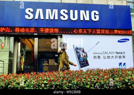 --FILE--un piéton passe devant une publicité de smartphones Samsung à Shanghai, Chine, le 26 février 2013. Le géant de l'électronique sud-coréen Samsung Banque D'Images