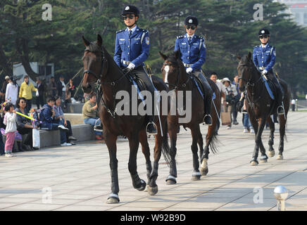 --FILE--Chinois femme policier à cheval ride patrouille sur les peuples Square à Dalian, province de Liaoning, Chine du nord-est, 6 octobre 2010. Un ancien Banque D'Images