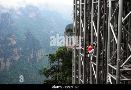 Alpiniste français Jean-Michel Casanova monte l'Ascenseur Bailong, également connu sous le nom de centaines de dragons, de l'élévateur dans Zhangjiajie scenic spot dans le centre de Chi Banque D'Images