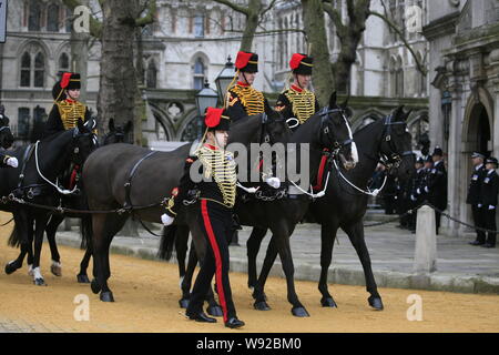 Les gardes d'honneur monter à cheval pour escorter le cercueil de l'ancien Premier ministre britannique Margaret Thatcher durant sa cérémonie de funérailles à Londres, Royaume-Uni, 17 AP Banque D'Images