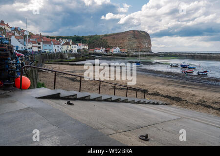 06/08/2019 Staithes, North Yorkshire, uk Staithes est un village de bord de mer dans le quartier de Scarborough, North Yorkshire, Angleterre. Easington et Bec Roxby Banque D'Images