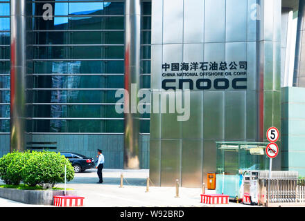 --FILE--un personnel de sécurité chinois se tient à la porte du siège de la CNOOC (China National Offshore Oil Corporation), à Beijing, Chine, 23 Juillet Banque D'Images