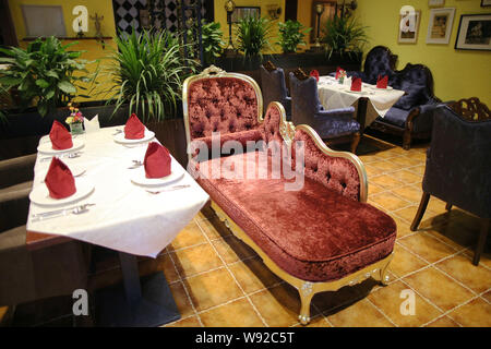 Vue de l'intérieur du restaurant russe 1958 sur le campus de l'Université Renmin de Chine à Beijing, Chine, 26 octobre 2013. Un nouveau restaurant russe Banque D'Images