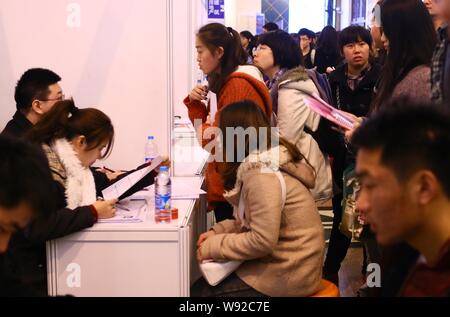Recherche d'emploi chinois foule cale à un salon de l'emploi à Shanghai, Chine, 23 mars 2013. L'économie chinoise devrait croître de 8,5 pour cent en 2013 et plus de 20 Banque D'Images