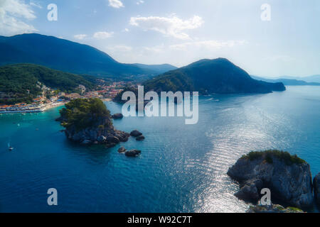 Vue aérienne de la ville côtière de la ville de Parga, Grèce au cours de l'été. Cristal de l'eau paysage naturel et belle architecture et bâtiments ne Banque D'Images