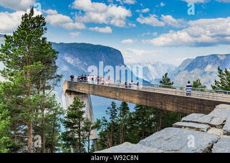 Aurland, Sogn og Fordjane, Norvège, Scandinavie - Juillet 27, 2019 : Stegastein le long de la route panoramique nationale Aurland près de Aurlandsfjellet en Norvège Banque D'Images