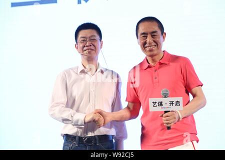 --FILE--réalisateur chinois Zhang Yimou, droite, serre la main avec Zhang Zhao, PDG de Le Vision au cours de la conférence de presse pour leur collaboration à Pékin Banque D'Images