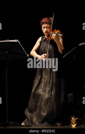 La violoniste coréenne Kyung-wha Chung effectue lors d'un concert à Shenzhen, Chine du sud, la province du Guangdong, le 21 octobre 2013. Banque D'Images