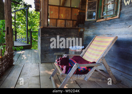 Vieille maison de bois extérieur. Partie d'une maison traditionnelle de la Serbie, au cours de l'été. Banque D'Images