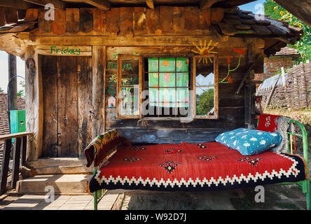 Vieille maison de bois extérieur. Partie d'une maison traditionnelle de la Serbie, au cours de l'été. Banque D'Images