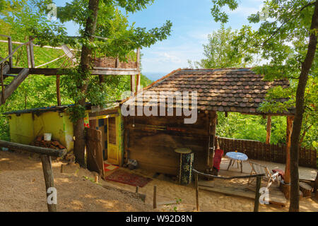 Vieille maison de bois extérieur. Partie d'une maison traditionnelle de la Serbie, au cours de l'été. Banque D'Images