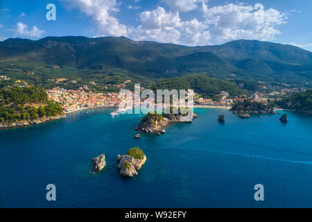 Vue aérienne de la ville côtière de la ville de Parga, Grèce au cours de l'été. Cristal de l'eau paysage naturel et belle architecture et bâtiments ne Banque D'Images