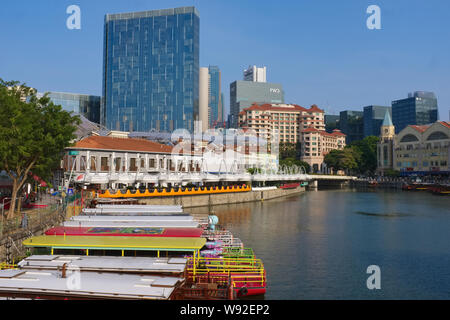 Vue de l'extrémité nord du quai Clarke sur la rivière Singapour, Riverside point (b/g), le Swissôtel Merchant Court Hotel (b/g) et des bateaux d'excursion Banque D'Images