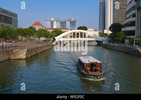 Un bateau d'excursion sur la rivière Singapour près de Clarke Quay Singapore, Elgin, Pont Victoria Theatre & Concert Hall et Marina Bay Sands Hotel en b/g Banque D'Images