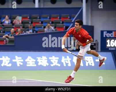 Serbias Novak Djokovic renvoie la balle au cours d'un match contre l'Espagnes Marcel Granollers pour le tournoi de tennis Masters de Shanghai à l'avancement Qizhong Banque D'Images